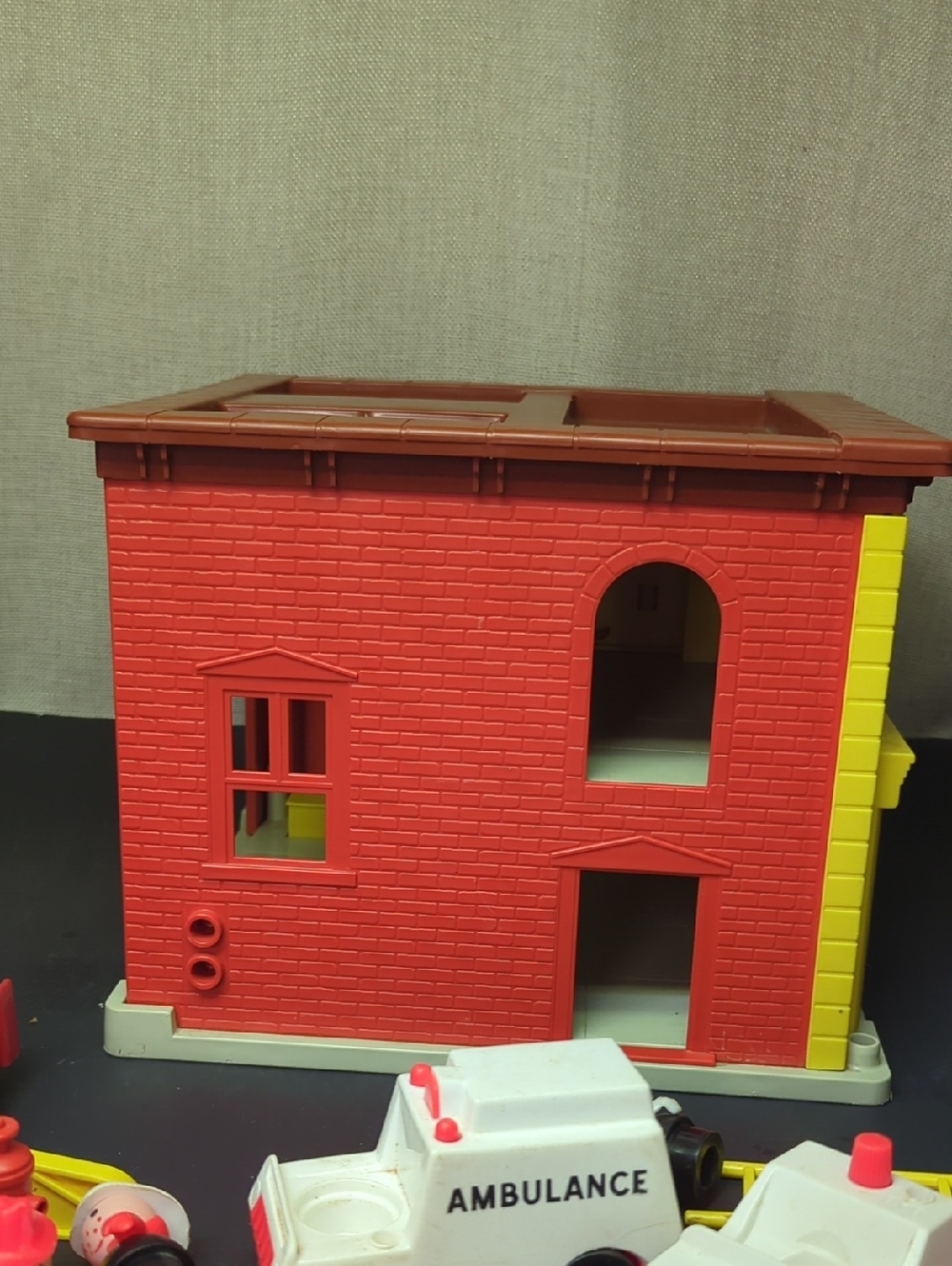 1979 VINTAGE WORKING FISHER PRICE PLAY FAMILY FIRE STATION #928 w/accessories - Picture 15 of 16